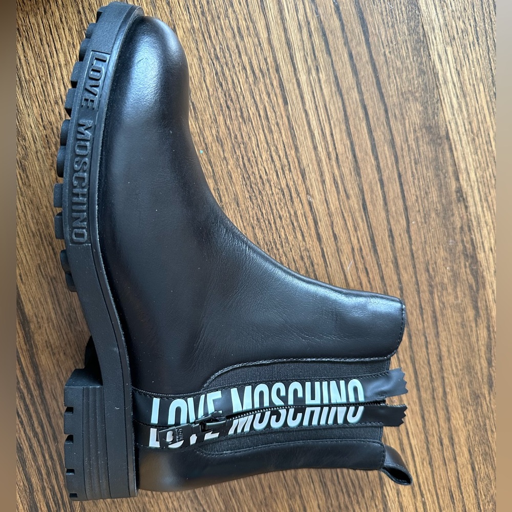 Womens Love Moschino Leather Boots Size 8, (Brand New)